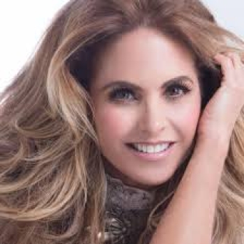 Contratar a LUCERO